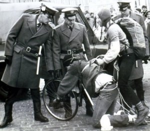 Milicja maltretuje rowarzyste 1981