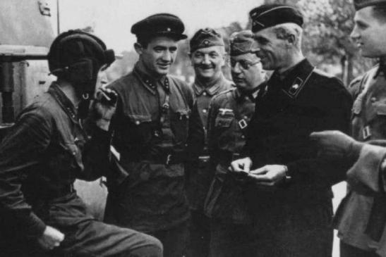 russian-german-soldiers-enjoying-a-conversation