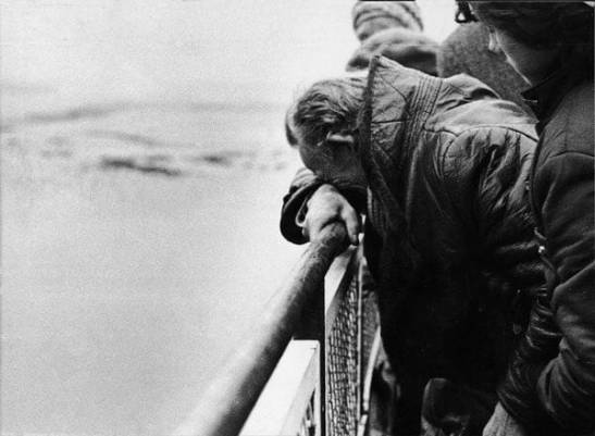 Ojciec ksiedza Popieluszki na miejscu zbrodni syna